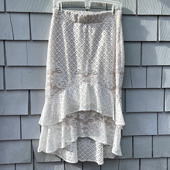 Thalia Sodi Dresses & Skirts - Thalia Sodi White Tiered and Lace Skirt with Beige Lining- Size S- elegant